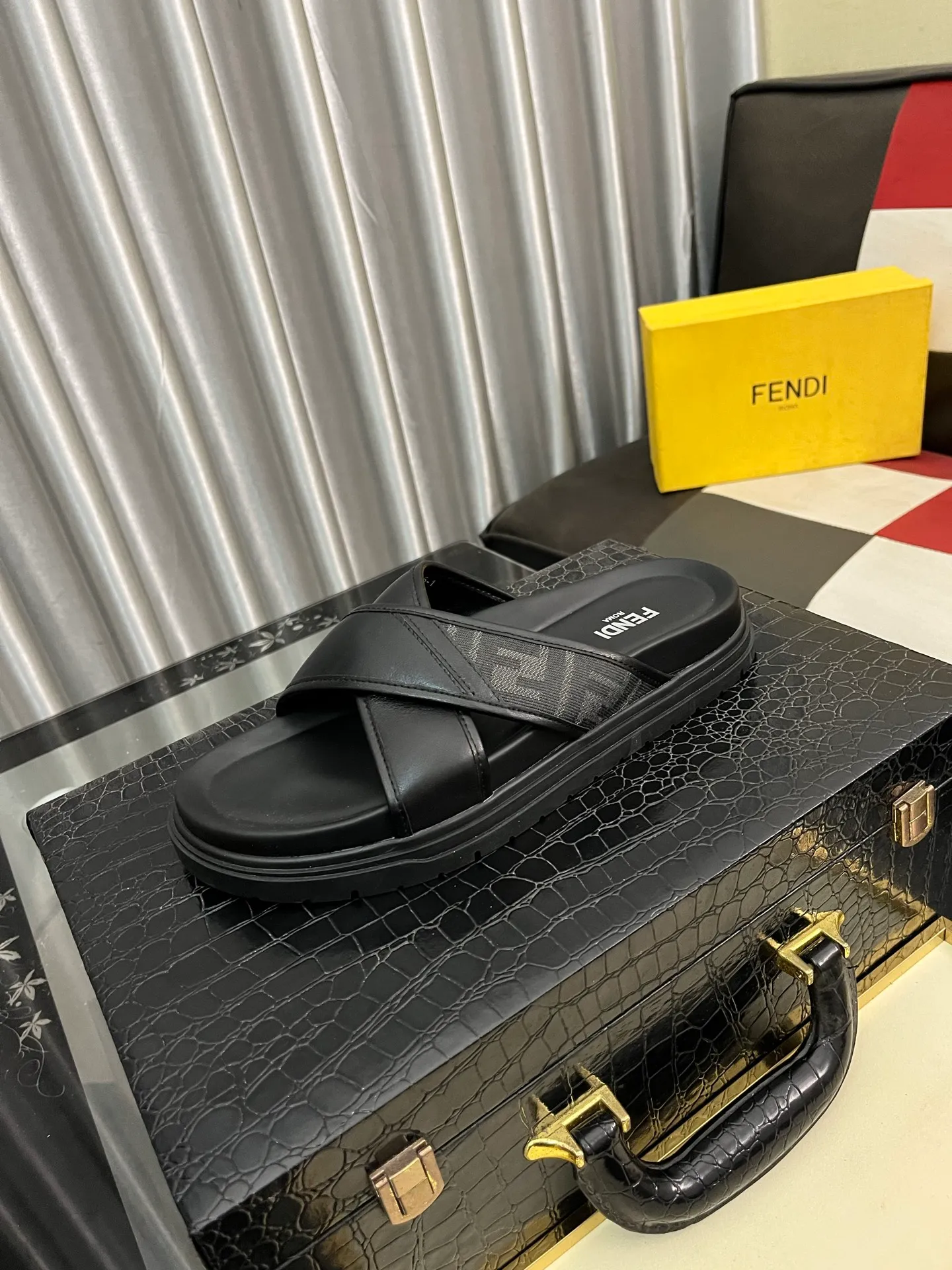 Men's men's shoes💰320⌚️⌚️FENDI Fendi slippers and sandals are shipped💄How can this summer be without the blessing of little monsters💄Original imported special hardware decorative pattern➕Original private model outsole! Details determine success or failure, good quality is not afraid of magnifying details! It feels super comfortable on your feet! This summer you need a pair of trendy, cool and comfortable sandals👣 Standard size: 38-443️⃣Colors available